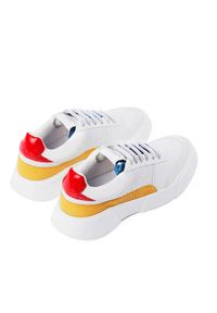 PREMIUM BASICS - Białe sneakersy ze skóry wegańskiej ISABEL. Nosek buta: okrągły. Kolor: czerwony. Materiał: zamsz, materiał. Szerokość cholewki: normalna. Wzór: aplikacja #2