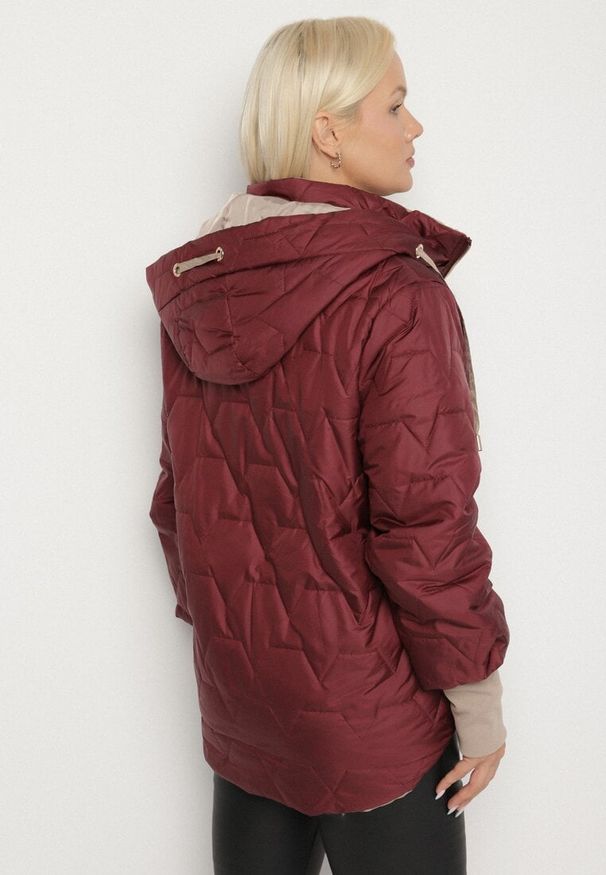 Born2be - Czerwona Pikowana Kurtka z Kapturem i Przedłużonym Tyłem Tulunia. Okazja: na spacer. Typ kołnierza: kaptur. Kolekcja: plus size. Kolor: czerwony. Materiał: jeans. Wzór: aplikacja. Styl: elegancki