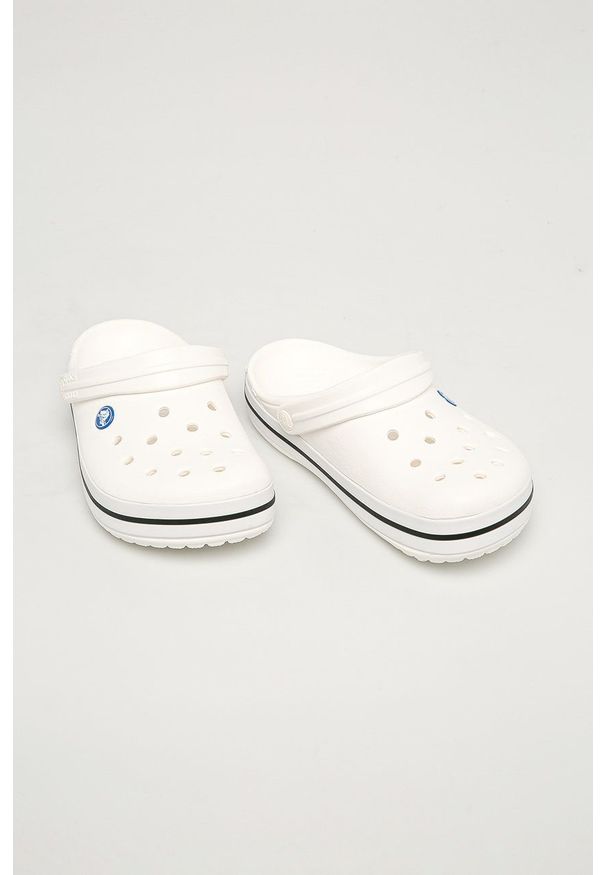 Crocs - Klapki. Kolor: biały. Materiał: materiał. Wzór: gładki. Obcas: na obcasie. Wysokość obcasa: niski