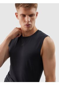 4f - 4F Tank top treningowy regular z materiału z recyklingu męski - głęboka czerń M. Kolor: czarny. Materiał: materiał. Wzór: ze splotem, gładki, jednolity. Sport: fitness