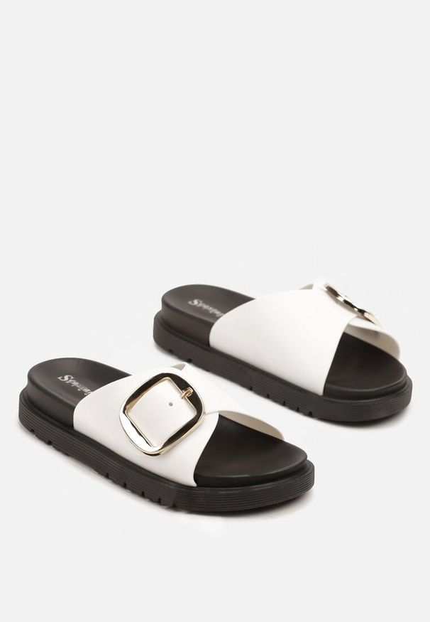 Born2be - Białe Klapki z Geometryczną Cholewką i Klamrą Eratiria. Okazja: na co dzień. Kolor: biały. Materiał: jeans. Wzór: geometria. Sezon: lato. Styl: elegancki, casual