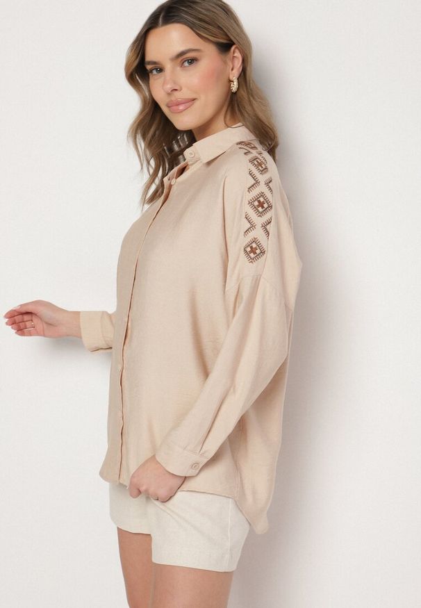Born2be - Beżowa Koszula Ozdobiona Haftem Ulosandria. Okazja: na co dzień. Typ kołnierza: kołnierzyk klasyczny. Kolor: beżowy. Materiał: jeans. Długość rękawa: długi rękaw. Długość: długie. Wzór: aplikacja, haft. Styl: casual, klasyczny