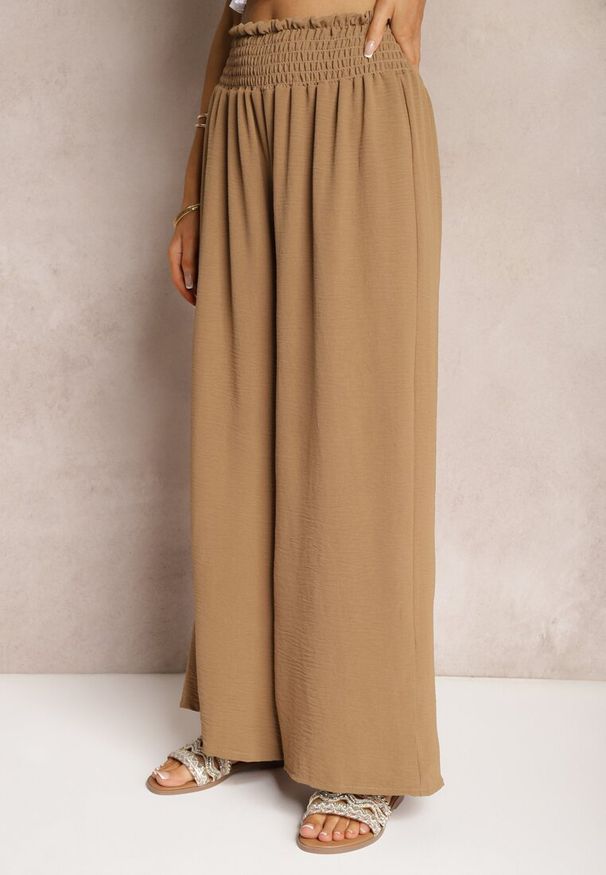 Renee - Jasnobrązowe Spodnie High Waist z Szerokimi Nogawkami i Gumką w Pasie Risabessa. Okazja: na co dzień. Stan: podwyższony. Kolor: brązowy. Styl: elegancki, casual