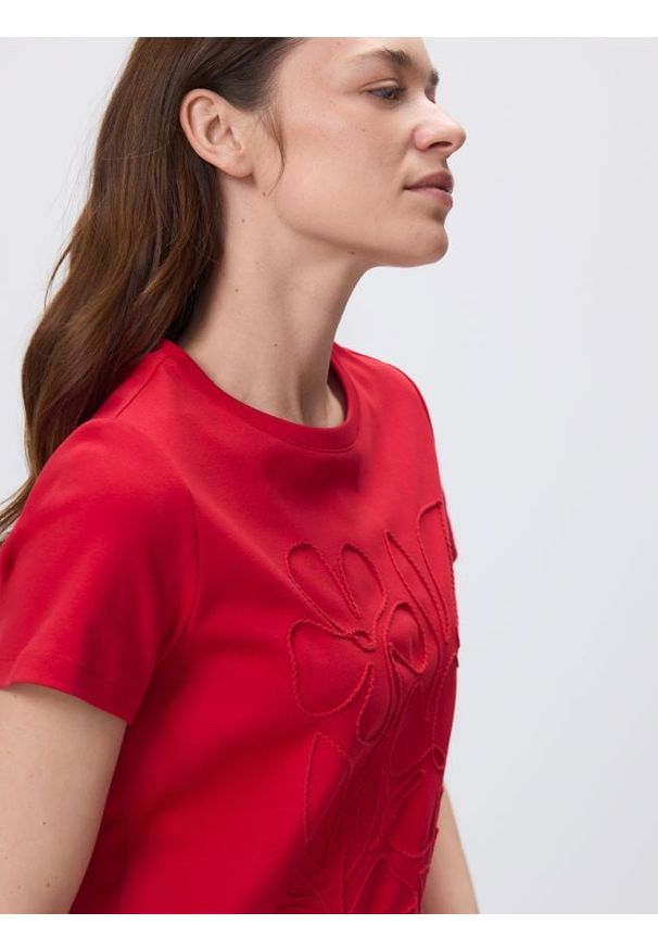 Reserved - T-shirt z kwiatową aplikacją - czerwony. Kolor: czerwony. Materiał: dzianina, bawełna. Wzór: aplikacja, kwiaty