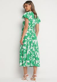 Born2be - Zielona Kopertowa Plisowana Sukienka z Gumką i Paskiem w Talii Denevia. Okazja: na co dzień. Kolor: zielony. Długość rękawa: krótki rękaw. Typ sukienki: kopertowe. Styl: casual #3