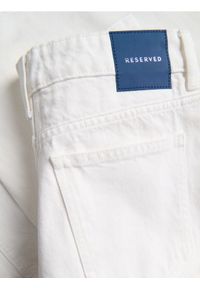 Reserved - Jeansy baggy - biały. Kolor: biały #1