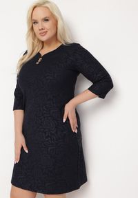 Born2be - Granatowa Trapezowa Sukienka z Ozdobnymi Guzikami Przy Dekolcie Alimanis. Kolekcja: plus size. Kolor: niebieski. Wzór: kwiaty. Typ sukienki: trapezowe. Styl: elegancki