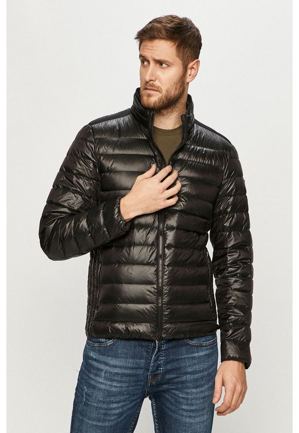 Guess - Kurtka puchowa. Kolor: czarny. Materiał: puch
