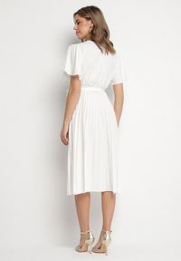 Born2be - Biała Sukienka Plisowana z Dekoltem w V z Paskiem w Talii Zolseki. Okazja: na co dzień. Kolor: biały. Styl: casual, klasyczny #5