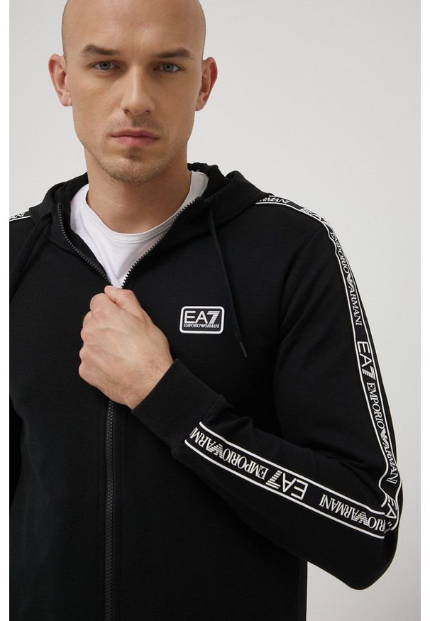 EA7 Emporio Armani bluza bawełniana męska kolor czarny z kapturem z aplikacją. Okazja: na co dzień. Typ kołnierza: kaptur. Kolor: czarny. Materiał: bawełna. Wzór: aplikacja. Styl: casual