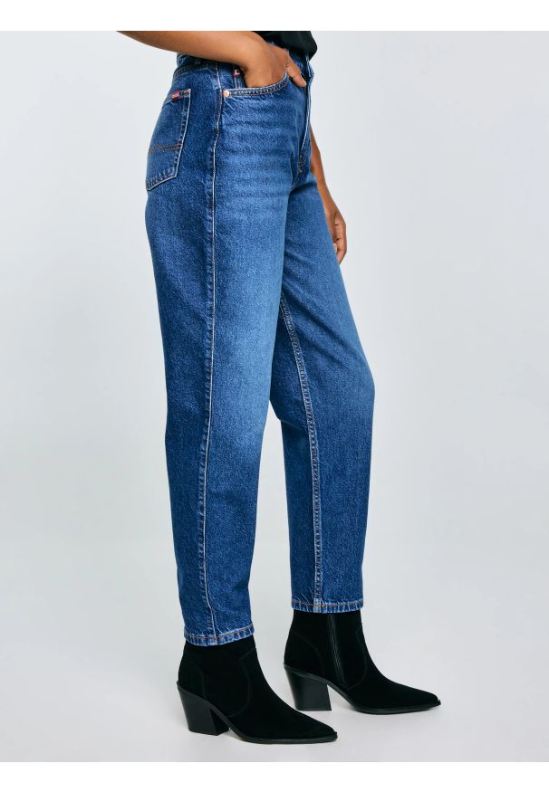 Big-Star - Jeansy damskie mom jeans niebieskie Silla 620. Okazja: na co dzień. Stan: podwyższony. Kolor: niebieski. Styl: elegancki, casual