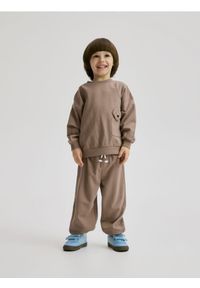 Reserved - Komplet oversize z aplikacją - brązowy. Kolor: brązowy. Materiał: dzianina, bawełna. Wzór: aplikacja #1