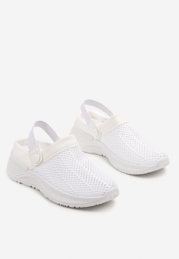 Born2be - Białe Klapki z Ażurową Cholewką i Paskiem Podtrzymującym Piętę Fenrisa. Okazja: na spacer, na co dzień. Kolor: biały. Materiał: jeans. Wzór: ażurowy. Sezon: lato. Styl: casual, klasyczny