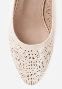 Renee - Beżowe Ażurowe Czółenka VICES na Słupku Slingback Elinona. Kolor: beżowy. Materiał: satyna. Szerokość cholewki: normalna. Wzór: ażurowy. Obcas: na słupku #5