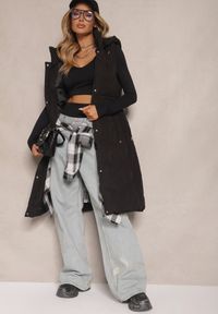 Renee - Czarna Pikowana Kamizelka ze Ściągaczem w Talii i Kapturem z Możliwością Odpięcia Aminstina. Okazja: na spacer. Kolor: czarny. Materiał: jeans. Styl: elegancki