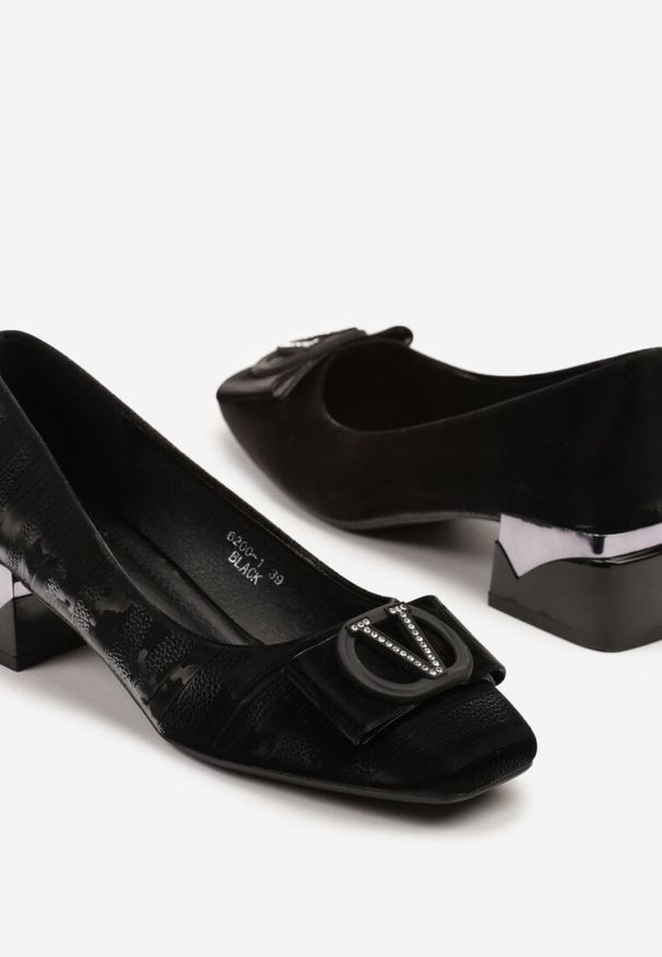 Renee - Czarne Czółenka na Geometrycznym Obcasie z Metaliczną Aplikacją i Kokardą Saniessa. Okazja: na co dzień. Kolor: czarny. Materiał: jeans. Wzór: aplikacja, geometria. Obcas: na obcasie. Styl: casual, elegancki. Wysokość obcasa: średni