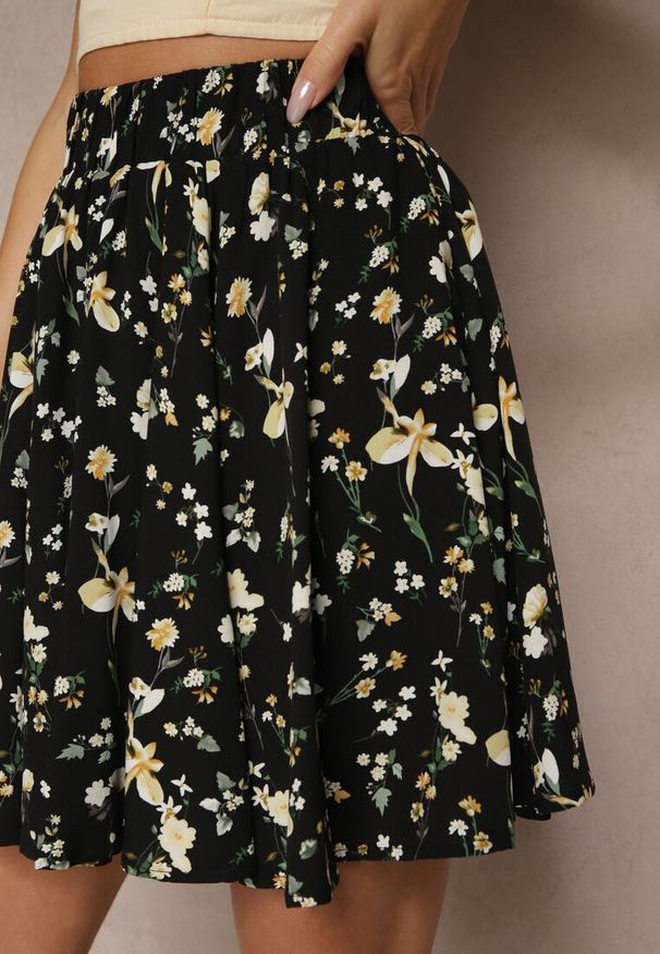 Renee - Czarno-Beżowe Spódnico-Szorty High Waist w Kwiaty Sunevra. Okazja: na co dzień. Stan: podwyższony. Kolor: czarny. Wzór: kwiaty. Sezon: lato. Styl: klasyczny, elegancki, casual