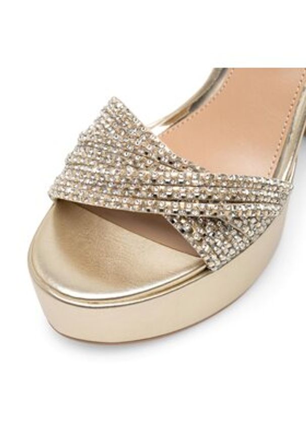 Nine West Sandały WFA2736-1 Złoty. Kolor: złoty. Materiał: syntetyk