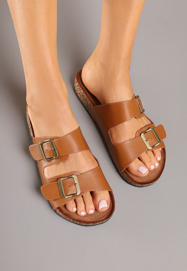 Renee - Brązowe Klapki z Dwoma Paskami i Klamrami Tuvera. Okazja: na co dzień. Kolor: brązowy. Obcas: na obcasie. Styl: elegancki, casual. Wysokość obcasa: średni