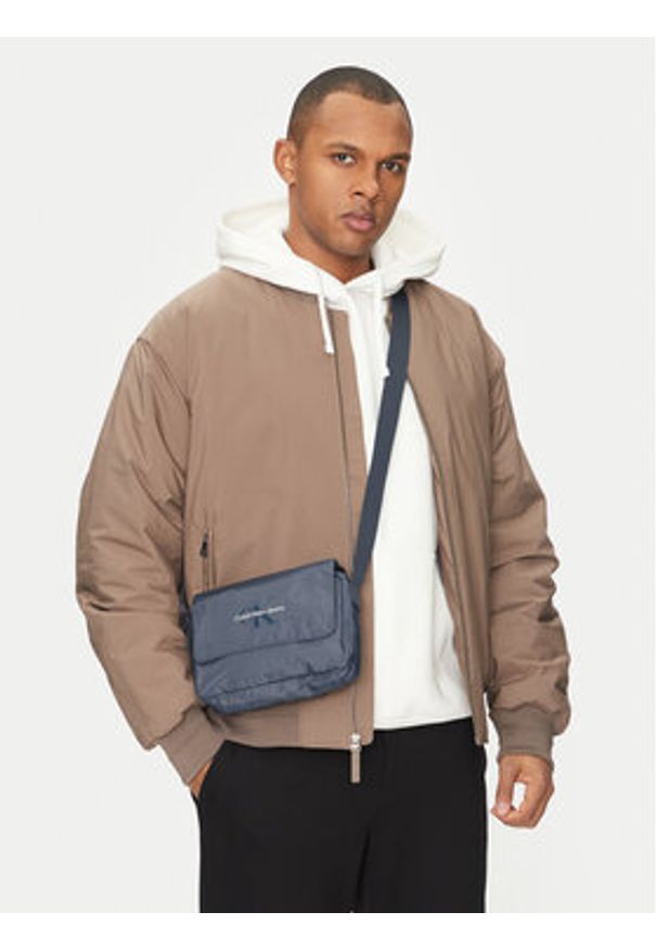 Calvin Klein Jeans Saszetka Sport Essentials Ut Flap Cb22 LV04G3031G Granatowy. Kolor: niebieski. Materiał: materiał