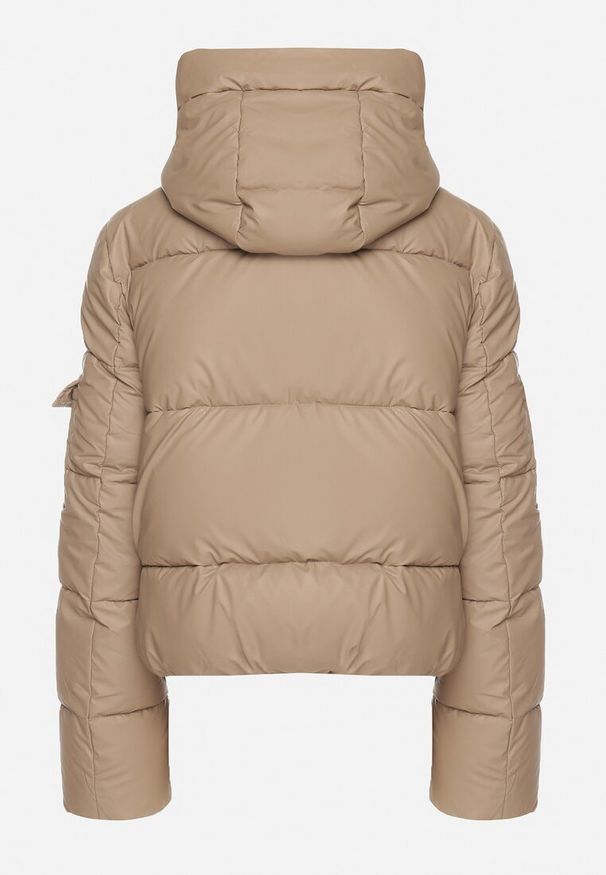 Born2be - Ciemnobeżowa Prosta Kurtka Pikowana z Kapturem i Kieszeniami Mirilda. Okazja: na co dzień. Typ kołnierza: kaptur. Kolor: beżowy. Materiał: jeans, tkanina. Długość rękawa: długi rękaw. Długość: długie. Sezon: zima. Styl: elegancki, casual