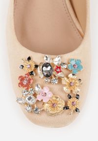 Born2be - Beżowe Czółenka Vices na Słupku ze Skórzaną Wkładką i Biżuteryjnym Zdobieniem Onna. Okazja: na imprezę, na co dzień. Kolor: beżowy. Materiał: skóra. Wzór: aplikacja. Obcas: na słupku. Styl: wizytowy, casual, elegancki #9
