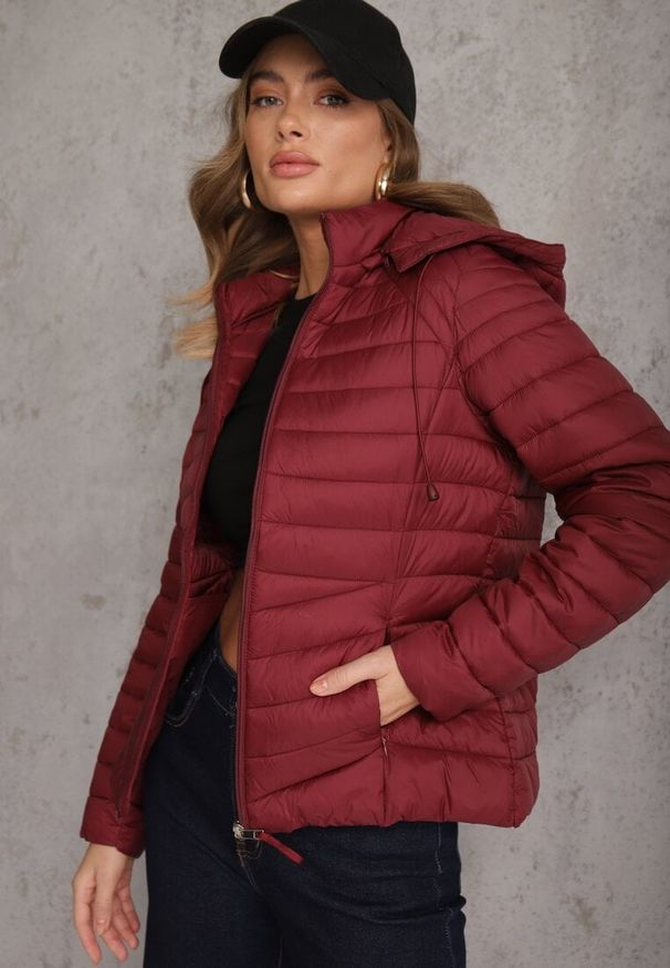 Renee - Bordowa Przejściowa Kurtka Pikowana z Kapturem z Możliwością Odpięcia Pretiga. Okazja: na spacer. Typ kołnierza: kaptur. Kolor: czerwony. Materiał: jeans, nylon