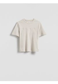 Reserved - T-shirt z haftowanym napisem - beżowy. Kolor: beżowy. Materiał: bawełna. Wzór: napisy, haft