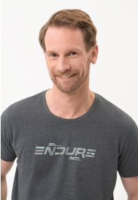 Volcano - T-shirt w sportowym stylu T-ENDE. Kolekcja: plus size. Kolor: szary. Materiał: bawełna, materiał, dresówka, włókno, skóra. Długość rękawa: krótki rękaw. Długość: krótkie. Wzór: napisy, gładki, nadruk. Sezon: zima, lato. Styl: sportowy #1