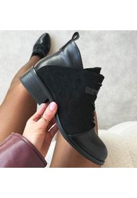 Czarne płaskie botki damskie M.Daszyński 2458-7. Okazja: na co dzień, na spacer. Zapięcie: sznurówki. Kolor: czarny. Materiał: skóra, zamsz. Sezon: zima, jesień. Obcas: na obcasie. Styl: klasyczny, casual, elegancki. Wysokość obcasa: niski #1