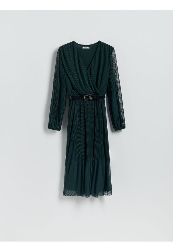 Reserved - Plisowana sukienka z paskiem - morski. Kolor: morski. Materiał: dzianina. Styl: klasyczny