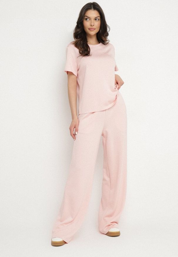 Born2be - Różowe Szerokie Spodnie z Wiskozą Zdobione Cyrkoniami Zeonaria. Okazja: na co dzień. Stan: podwyższony. Kolor: różowy. Materiał: wiskoza. Wzór: aplikacja. Styl: casual, klasyczny