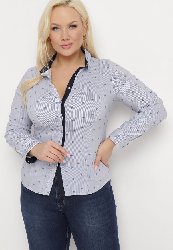 Born2be - Niebieska Koszula o Taliowanym Fasonie z Delikatnym Wzorem Starley. Okazja: na spotkanie biznesowe, do pracy, na co dzień. Kolor: niebieski. Materiał: jeans. Długość rękawa: długi rękaw. Długość: długie. Styl: biznesowy, elegancki, casual