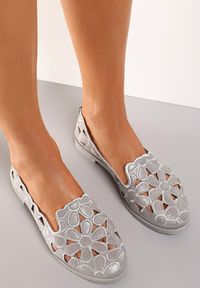 Renee - Srebrne Balerinki Acanophe. Wysokość cholewki: przed kostkę. Nosek buta: okrągły. Kolor: srebrny. Szerokość cholewki: normalna. Wzór: ażurowy. Obcas: na obcasie. Wysokość obcasa: niski #3