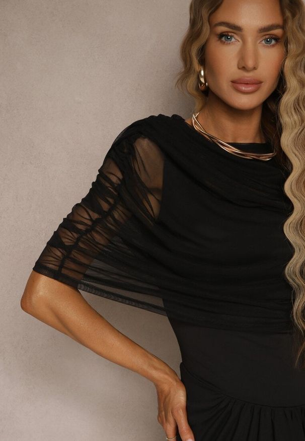 Renee - Czarna Marszczona Sukienka o Taliowanym Kroju z Dodatkową Narzutką z Siateczki Milarielis. Okazja: na co dzień. Kolor: czarny. Styl: klasyczny, elegancki, casual