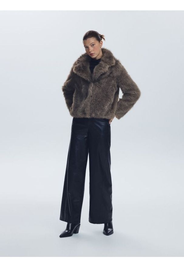 Reserved - Sztuczne futerko z kołnierzem - ciemnoszary. Kolor: szary. Materiał: futro