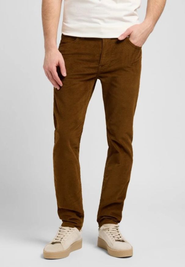 Lee - MESKIE SPODNIE SZTRUKSOWE LEE RIDER QUAIL BROWN 112370640. Materiał: sztruks
