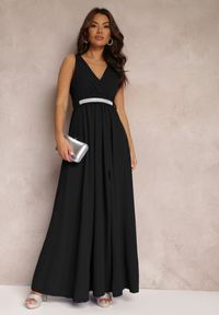 Renee - Czarna Rozkloszowana Sukienka z Wycięciem i Paskiem w Cyrkonie Elineta. Kolor: czarny. Materiał: materiał. Styl: elegancki #1