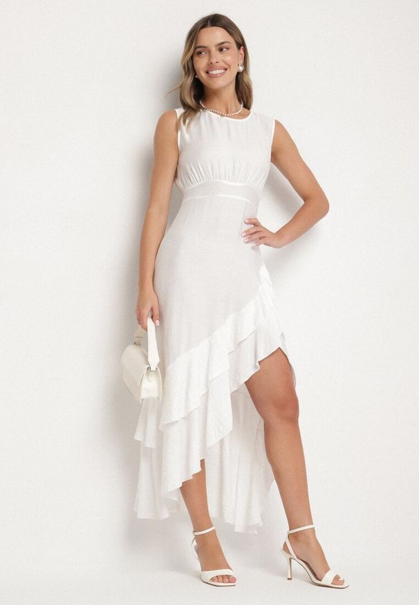 Born2be - Biała Rozkloszowana Sukienka z Wiskozą o Asymetrycznym Kroju Dolorissa. Okazja: na spacer, na co dzień. Kolor: biały. Materiał: wiskoza. Typ sukienki: asymetryczne. Styl: casual