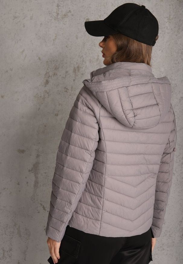 Renee - Szara Przejściowa Kurtka Pikowana z Kapturem z Możliwością Odpięcia Pretiga. Okazja: na spacer. Typ kołnierza: kaptur. Kolor: szary. Materiał: jeans, nylon