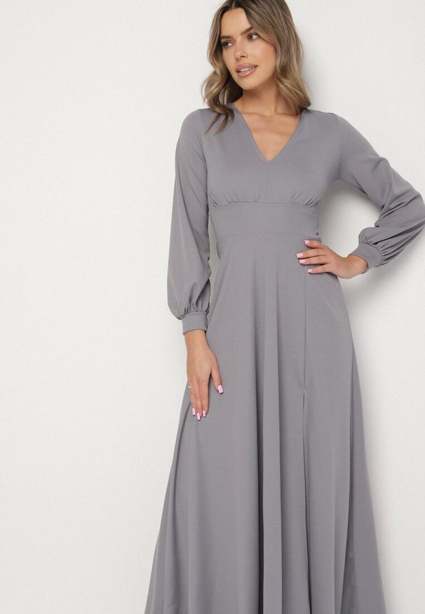 Born2be - Szara Rozkloszowana Sukienka Koktajlowa z Bufiastymi Rękawami i Rozcięciem na Nogę Erqellia. Okazja: na imprezę. Typ kołnierza: dekolt w serek. Kolor: szary. Styl: wizytowy