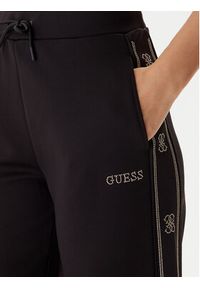 Guess Spodnie dresowe V5BB12 KCX22 Czarny Wide Leg. Kolor: czarny. Materiał: syntetyk