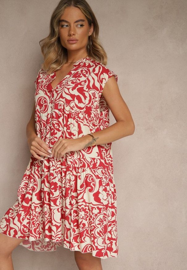 Renee - Czerwona Sukienka Oversize z Bawełny z Ornamentnym Wzorem Folazea. Okazja: na co dzień. Kolor: czerwony. Materiał: bawełna. Sezon: lato. Typ sukienki: oversize. Styl: elegancki, casual