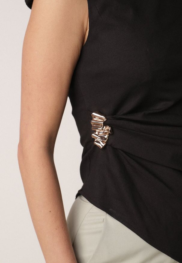 Born2be - Czarna Bawełniana Bluzka o Asymetrycznym Marszczonym Kroju z Aplikacją Omphasia. Okazja: na co dzień. Kolor: czarny. Materiał: bawełna. Wzór: aplikacja. Styl: casual, elegancki