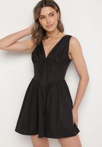 Born2be - Czarna Sukienka Vices o Rozkloszowanym Kroju z Wiązaniem Foliseia. Okazja: na co dzień. Typ kołnierza: dekolt w kształcie V. Kolor: czarny. Materiał: jeans, poliester. Długość rękawa: bez rękawów. Styl: klasyczny, casual, elegancki #6