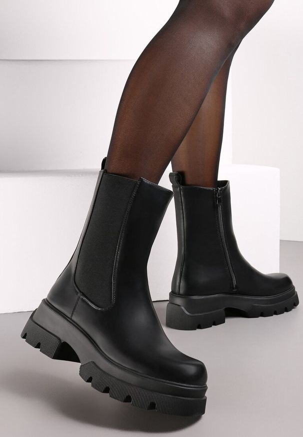 Born2be - Czarne Botki Na Platformie z Tłoczeniami i Elastyczną Wstawką Visima. Okazja: na co dzień. Kolor: czarny. Obcas: na platformie. Styl: casual, elegancki