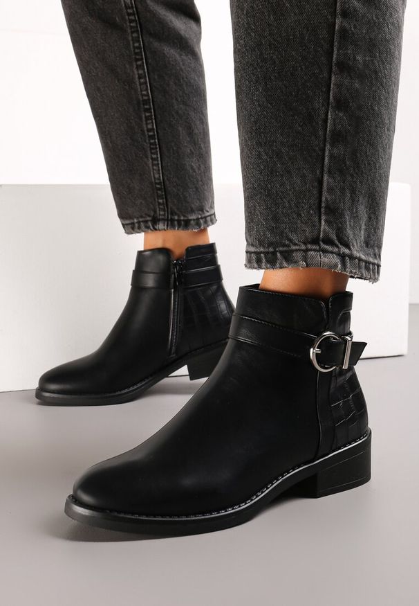 Renee - Czarne Botki na Płaskiej Podeszwie z Klamrą Zapinane na Suwak Vedina. Zapięcie: klamry. Kolor: czarny. Wzór: jednolity. Obcas: na płaskiej podeszwie. Wysokość obcasa: wysoki