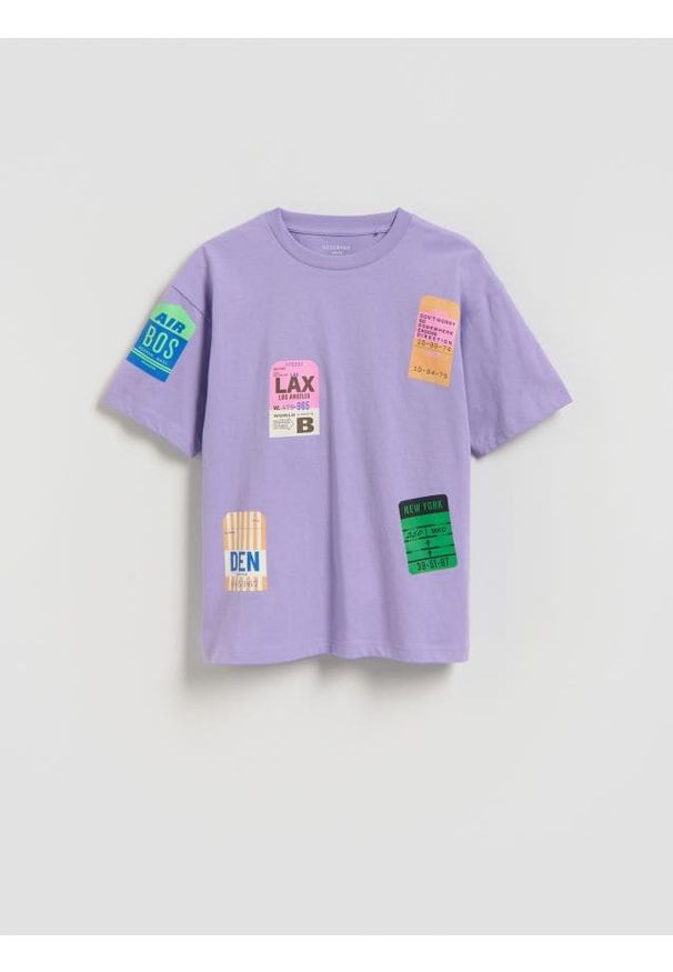 Reserved - Bawełniany t-shirt z nadrukiem - fioletowy. Kolor: fioletowy. Materiał: bawełna. Wzór: nadruk