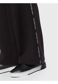 Calvin Klein Jeans Spodnie dresowe J20J220962 Czarny Regular Fit. Kolor: czarny. Materiał: bawełna, syntetyk #5