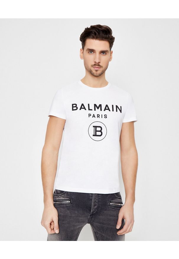 Balmain - BALMAIN - Biała koszulka z czarnym logo. Kolor: biały. Materiał: bawełna. Wzór: nadruk